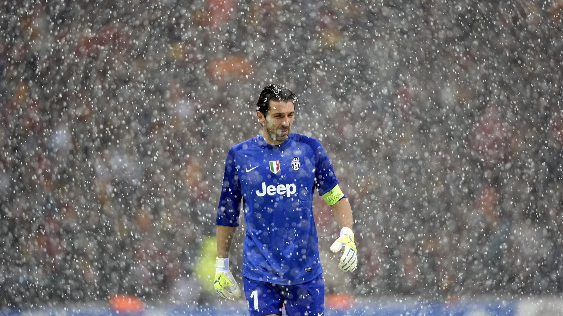  爱游戏官网_雪茄与奖杯交织的荣耀夜，麦克托米奈与队友更衣室庆祝意超杯夺冠